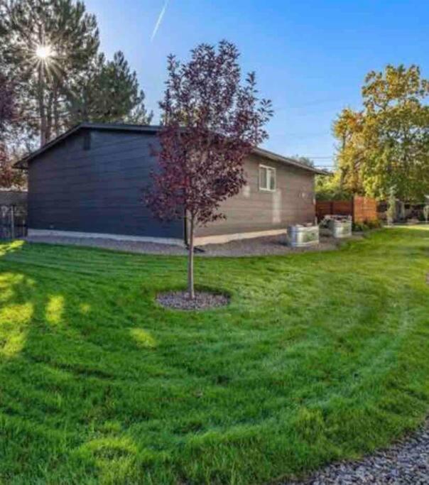 Mid Century Modern Boise-River Bungalow W/ Hot Tub Ngoại thất bức ảnh